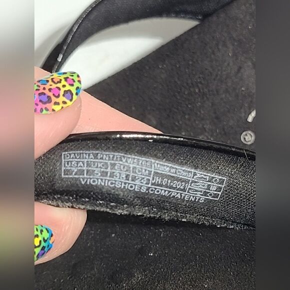 Vionic Davina Flip Flop, Black Faux Patent Leather Thong Sandals | 7 - Picture 9 of 10